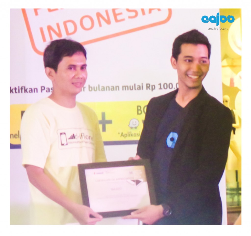 Qajoo Founder, Dewa, receive Certificationof Appreciation at Indosat Matrix Superplan with id-iPhone Big Event 2014